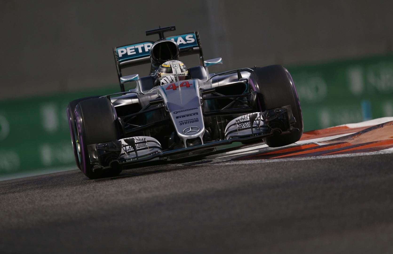 Lewis Hamilton, alla 61° pole stagionale in carriera (foto da: topgear.nl)