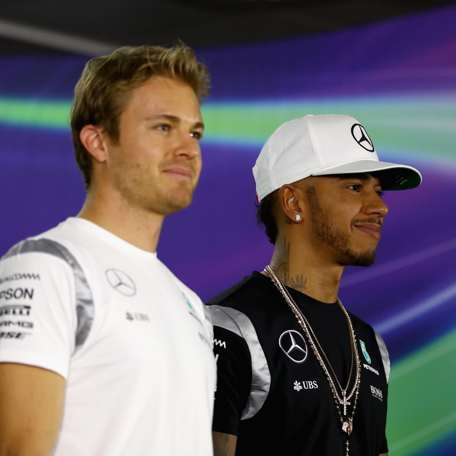 Hamilton e Rosberg, in posa alla conferenza stampa dei piloti di oggi ad Abu Dhabi (foto da: bleacherreport.com)