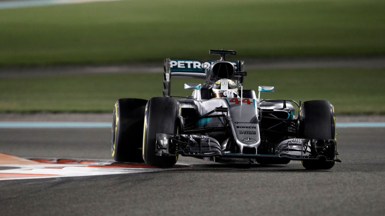 Lewis Hamilton è stato il più veloce sia nella prima che nella seconda sessione di libere del venerdì sul circuito di Yas Marina (foto da: bild.de)