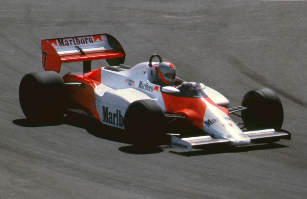 John Watson al volante della McLaren MP4/1B, durante il Gran Premio degli Stati Uniti Ovest del 1983, a Long Beach, gara vinta con la rimonta dei record, da 22° al via a 1° (foto da: f1-history.deviantart.com)