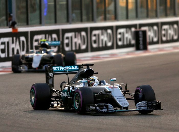 Lewis Hamilton davanti a Nico Rosberg, durante la gara di Yas Marina (foto da: ibtimes.co.uk/REUTERS/Ahmed Jadallah)