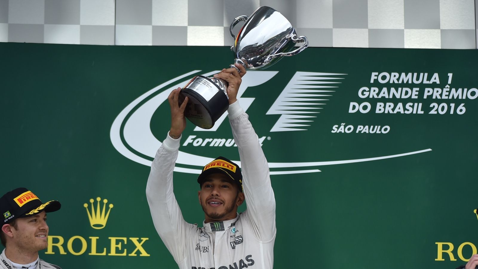 La soddisfazione di Hamilton, al primo centro ad Interlagos (foto da: ibtimes.co.uk)