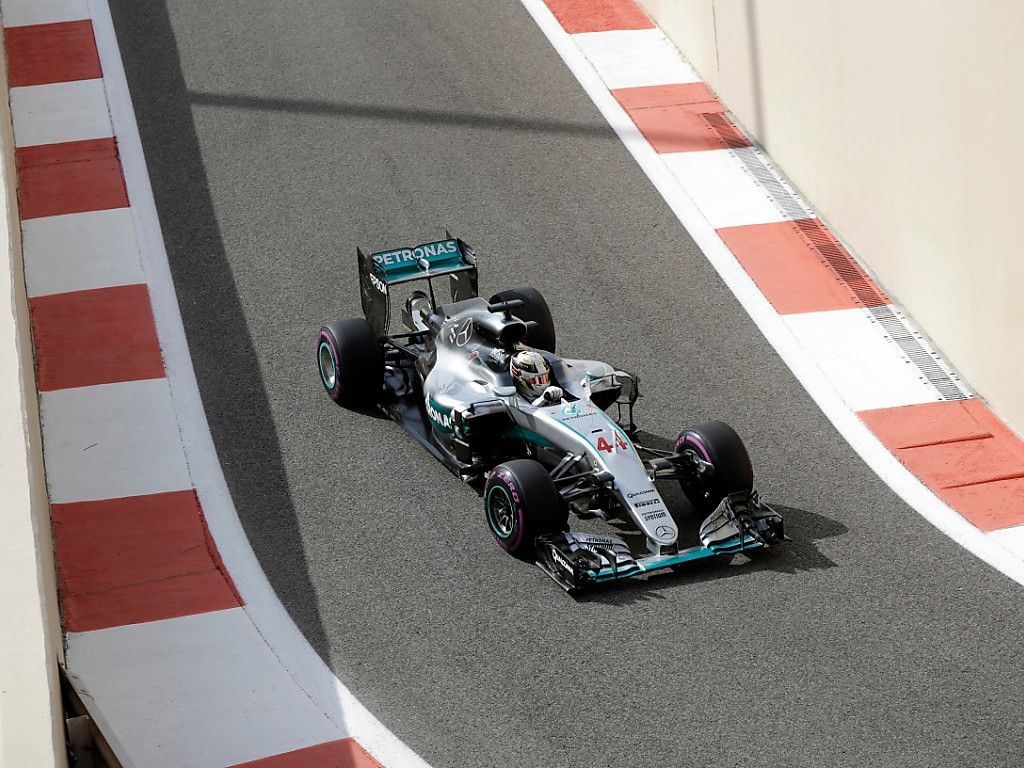 Lewis Hamilton in pitlane, durante le libere di oggi (foto da: bluewin.ch)