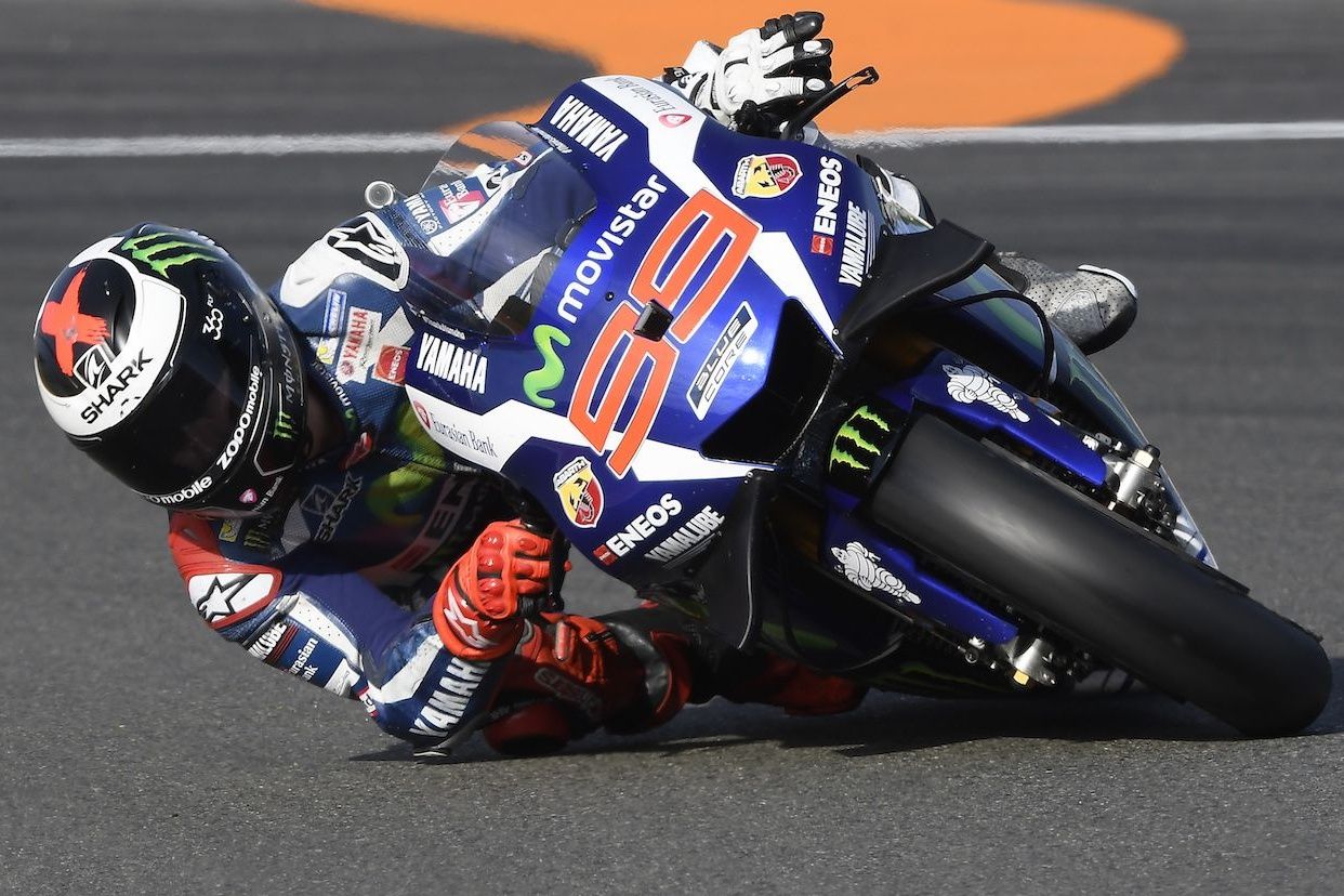 Jorge Lorenzo vince a Valencia la sua ultima gara con la Yamaha (foto da: dueruote.it)