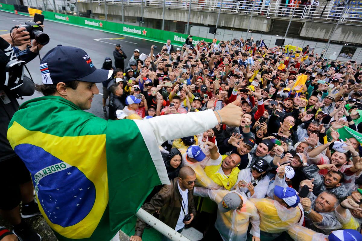 Felipe Massa saluta i tifosi brasiliani, dopo la gara della settimana scorsa (foto da: bostonherald.com)
