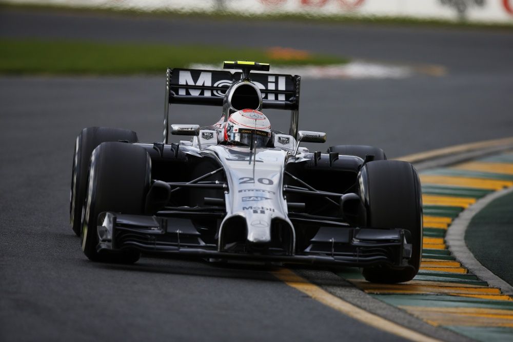 Kevin Magnussen durante la sua gara d'esordio in Australia, nel 2014. Con la squalifica di Ricciardo, riuscì ad agguantare un magnifico 2° posto (foto da: speedsport-magazine.com)