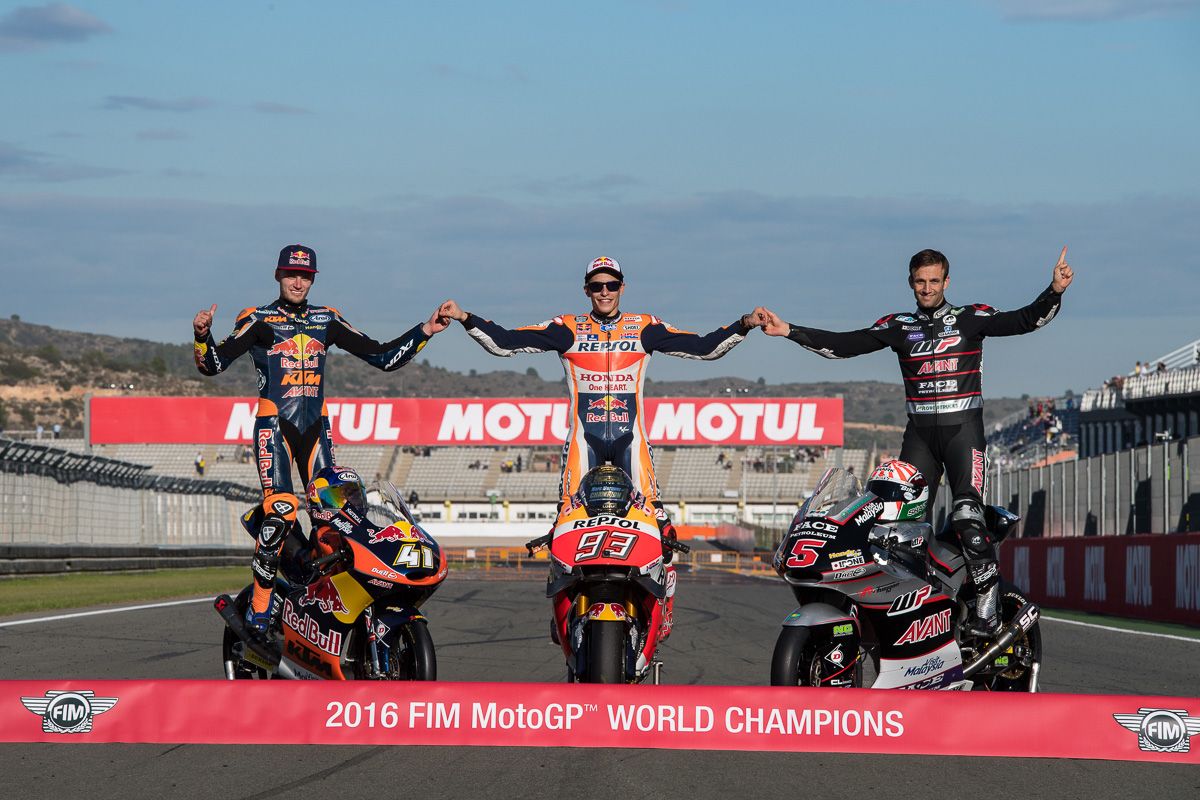 Da sinistra a destra, Brad Binder (campione Moto3), Marc Marquez (campione MotoGP) e Johann Zarco (campione Moto2) (foto da: twitter.com)