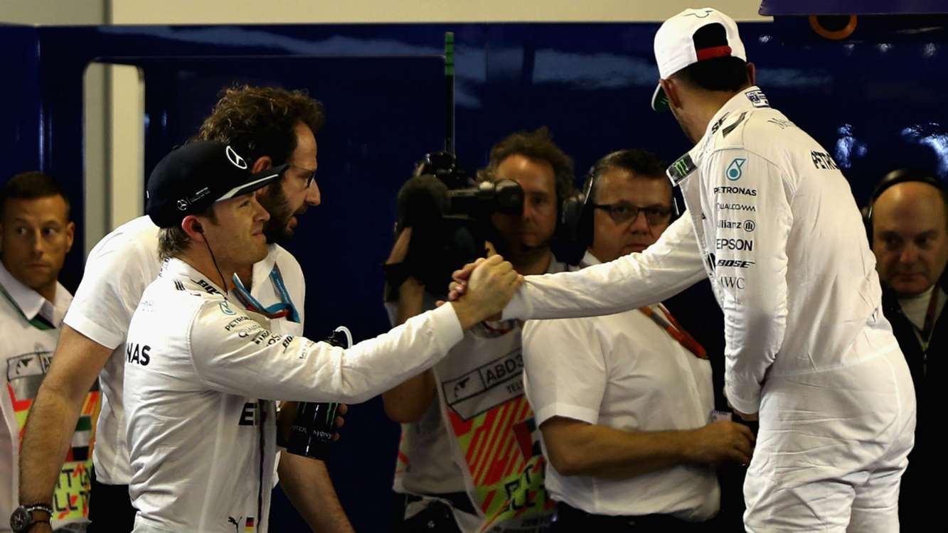La stretta di mano tra Nico e Lewis dopo le qualifiche di oggi (foto da: sportal.co.nz)