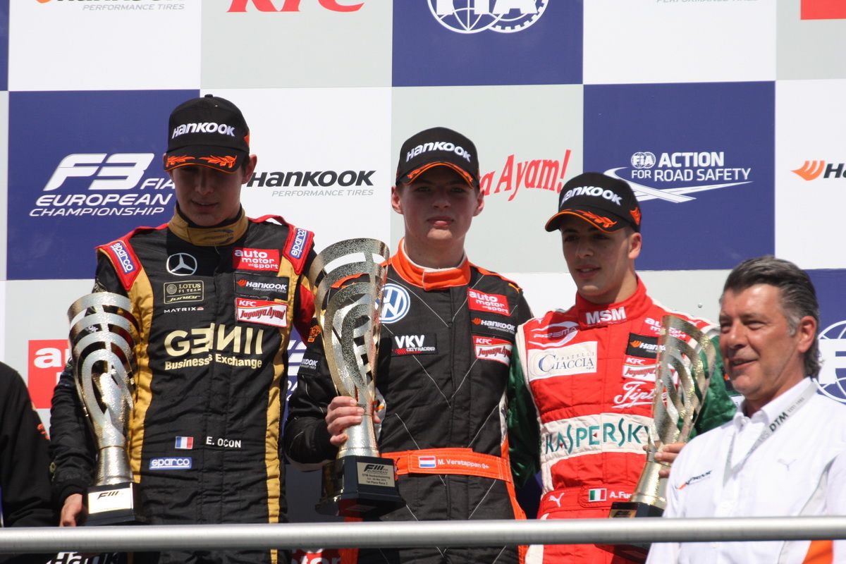 Campionato Euro Formula 3 2014: da sinistra a destra, Esteban Ocon, Max Verstappen (vincitore) e Antonio Fuoco (foto da: svetformule.cz)