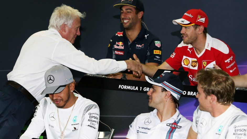 La stretta di mano tra Whiting e Vettel, all'inizio della conferenza stampa di oggi ad Interlagos (foto da: f1fanatic.co.uk)