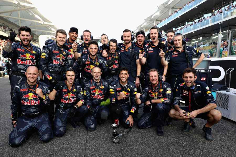 Foto di gruppo per Ricciardo e i suoi meccanici ad Abu Dhabi (foto da: speed-magazine.de)