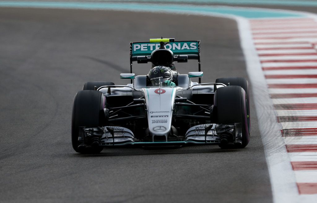 Obiettivo prima fila raggiunto per Nico Rosberg, pur se beccando 3 decimi da Hamilton (foto da: zimbio.com)