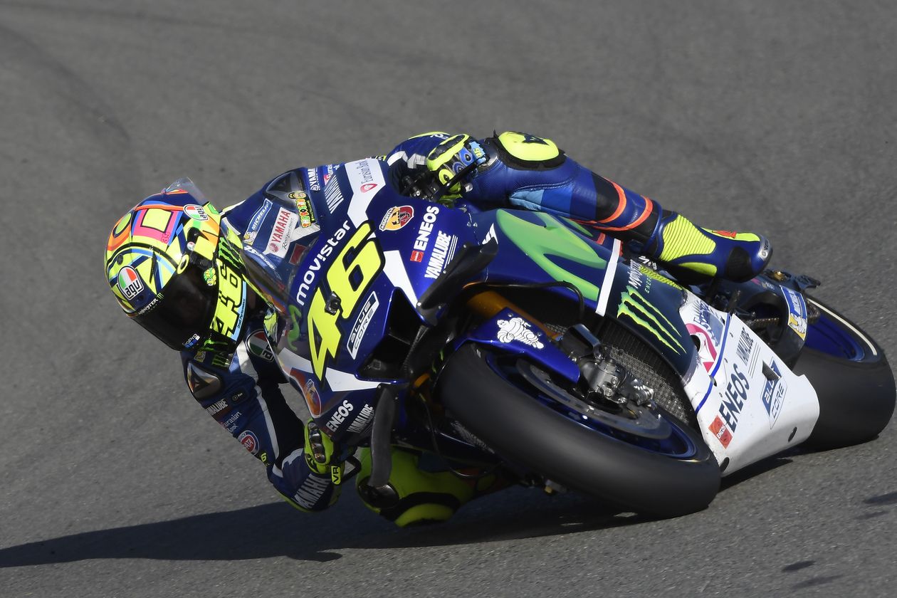 Valentino Rossi, durante la sessione odierna di test a Valencia (foto da: corsedimoto.com)