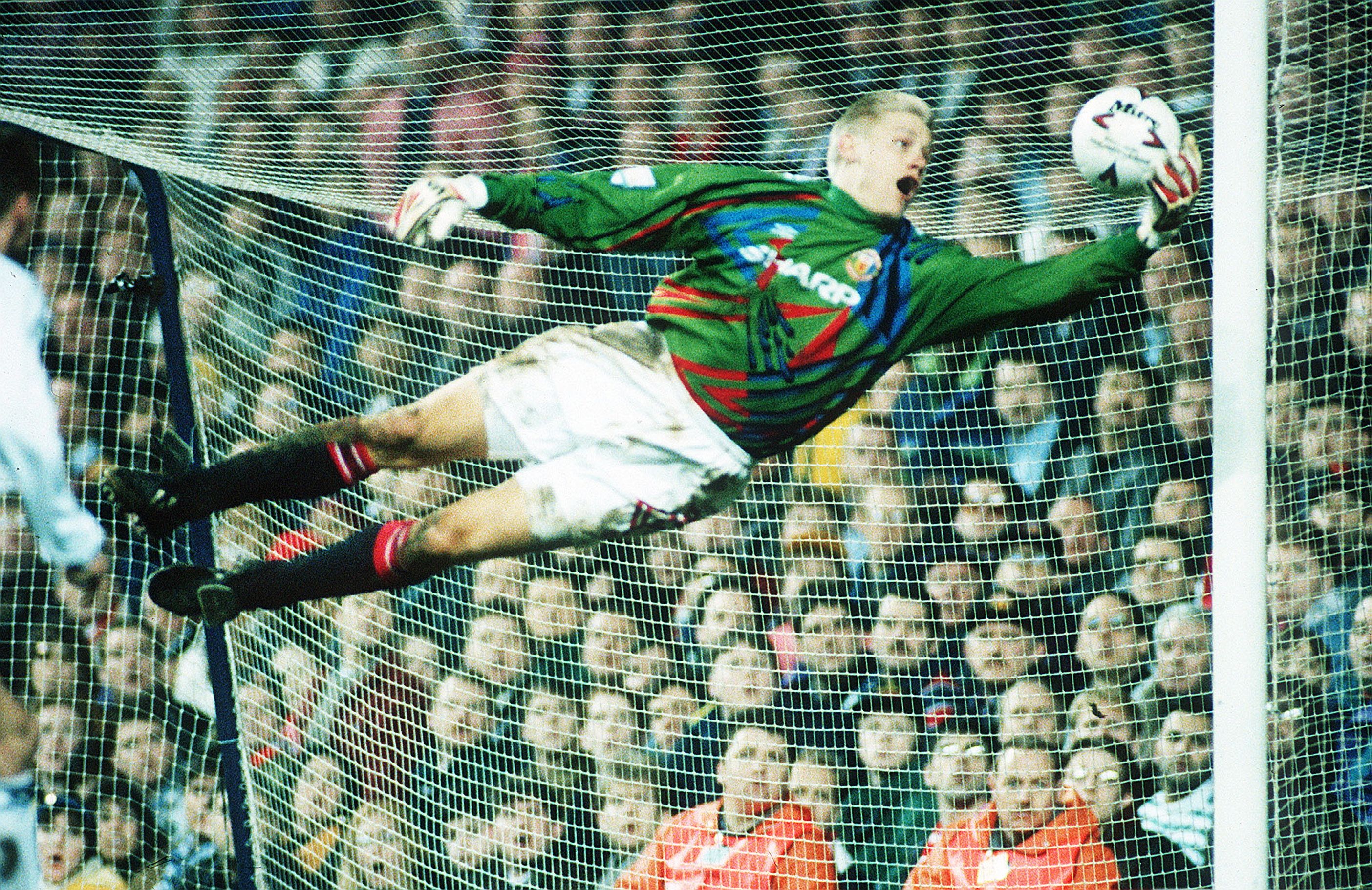 Tottenham Hotspur v Manchester United Season 92/93 Mandatory Credit : Action Images / David Jacobs United's Peter Schmeichel makes a spectacular save