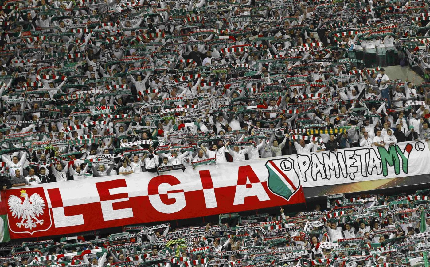 Legia Warszawa fans cheer before their team's Europa League group D soccer match against Napoli in Warsaw, Poland October 1, 2015.   REUTERS/Kacper Pempel