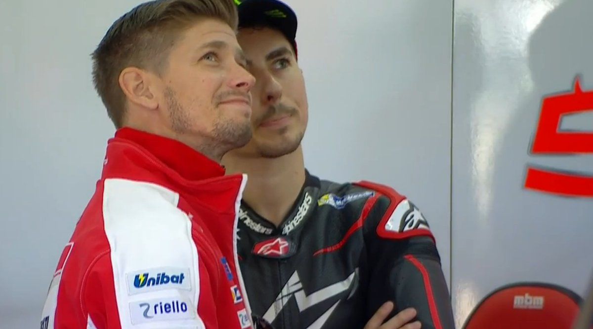 Casey Stoner e Jorge Lorenzo, fianco a fianco nel box Ducati durante i test di Valencia (foto da: veeoz.com)