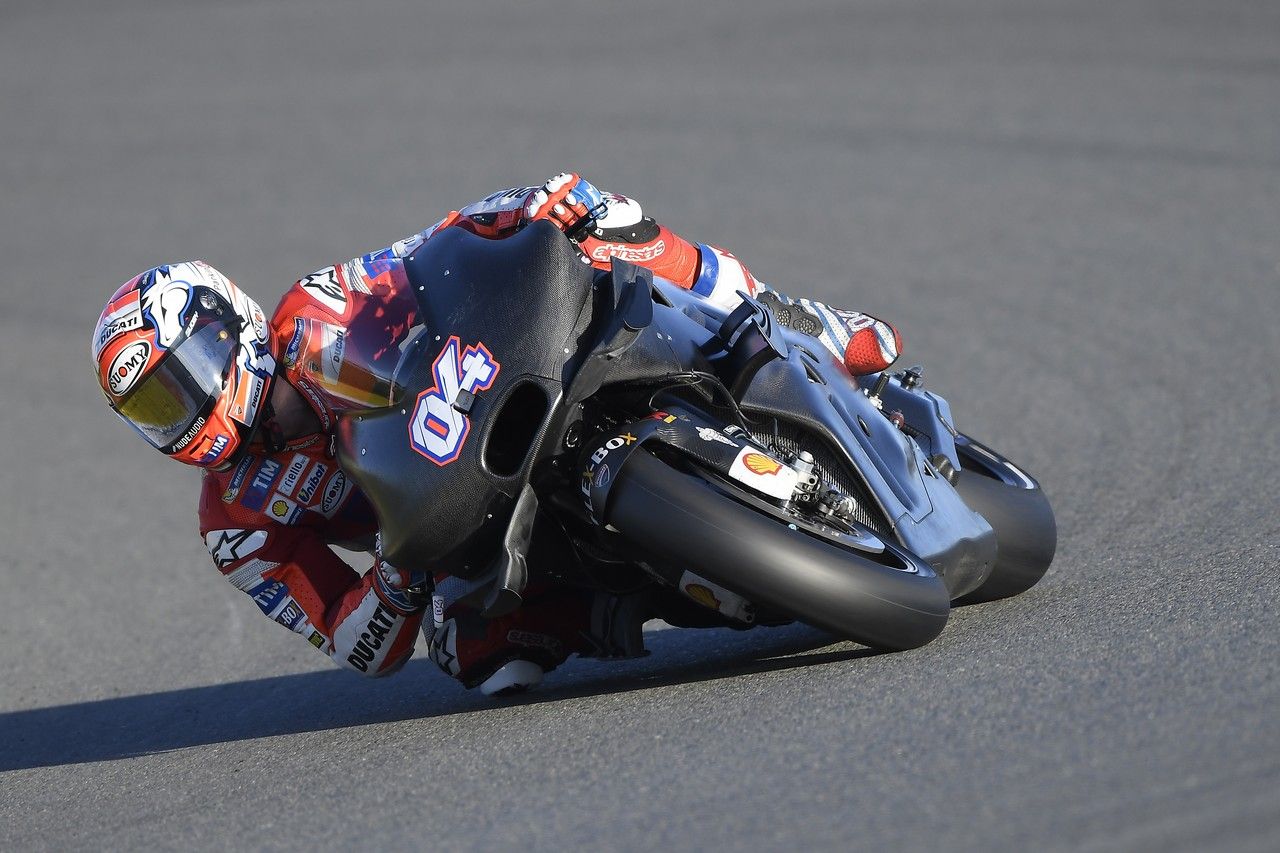 Andrea Dovizioso, al volante della nuova Desmosedici durante i test di Valencia (foto da: motoblog.it)