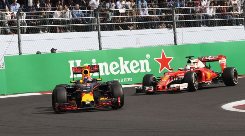 Max Verstappen davanti a Sebastian Vettel, durante il concitato finale del Messico. Cosa succederà in Brasile? (foto da: corrieredellosport.it)