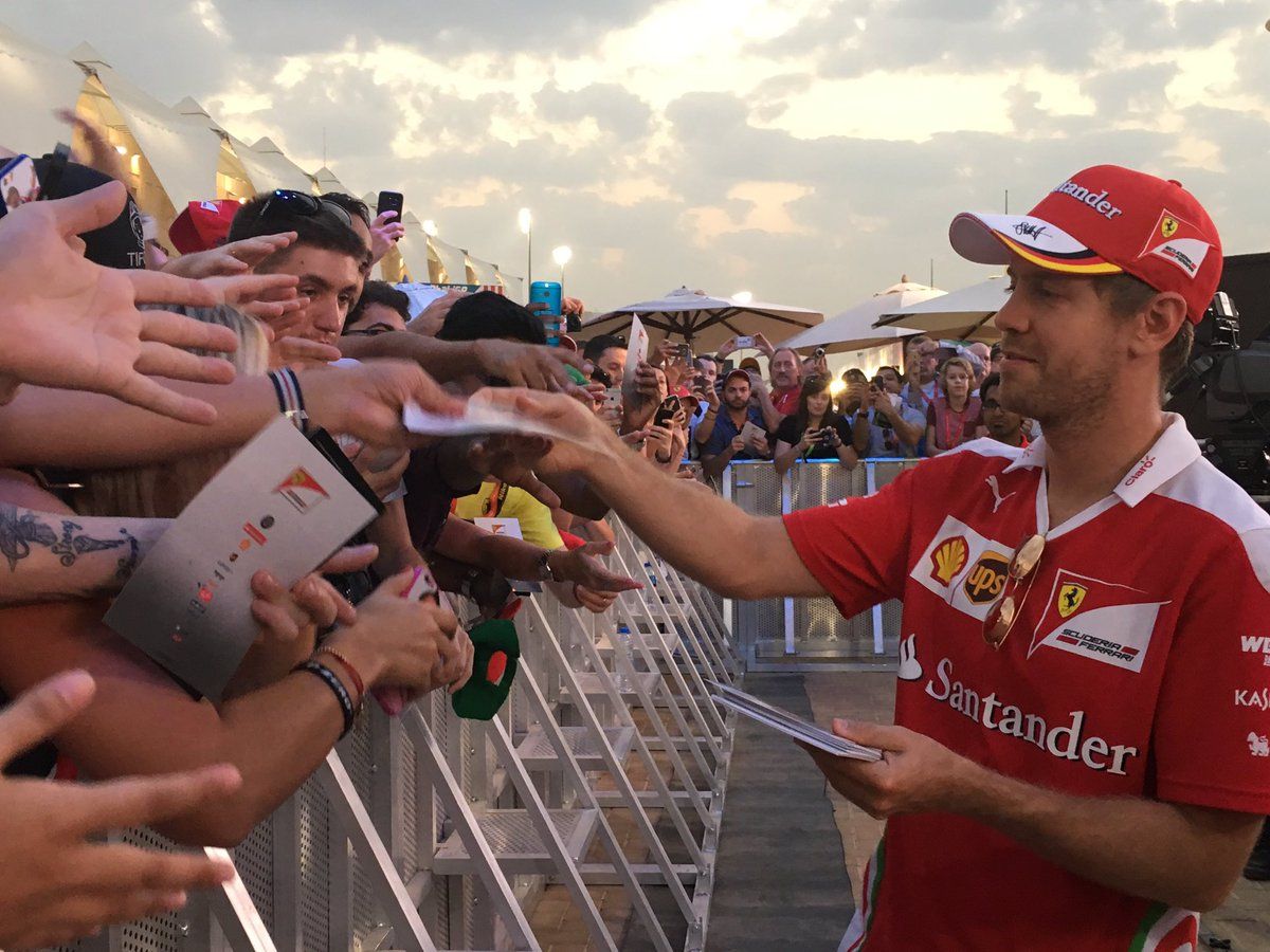 Sebastian Vettel con i fans nel paddock di Yas Marina (foto da: veeoz.com)