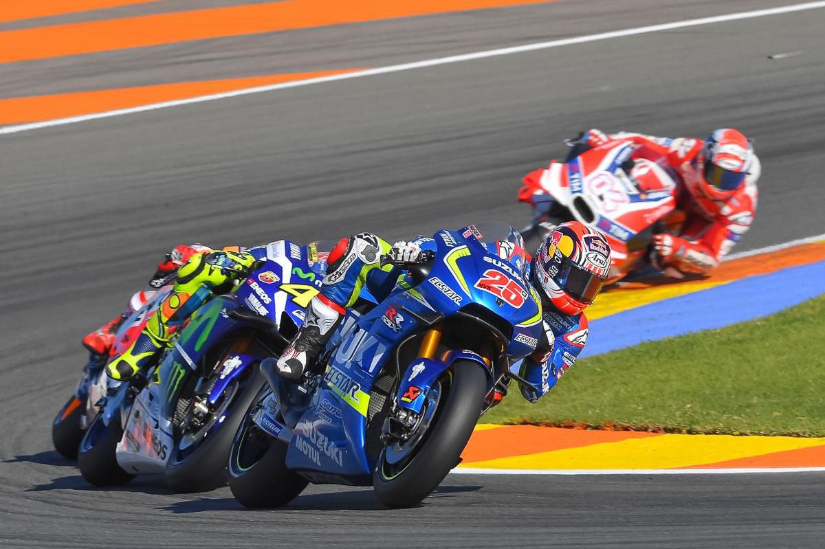 Prime fasi della gara di domenica. In terza posizione, Maverick Vinales (Suzuki) precede Rossi (Yamaha), Marquez (Honda, coperto da Vale) e più indietro Dovizioso (Ducati) (foto da: bikesrepublic.com)