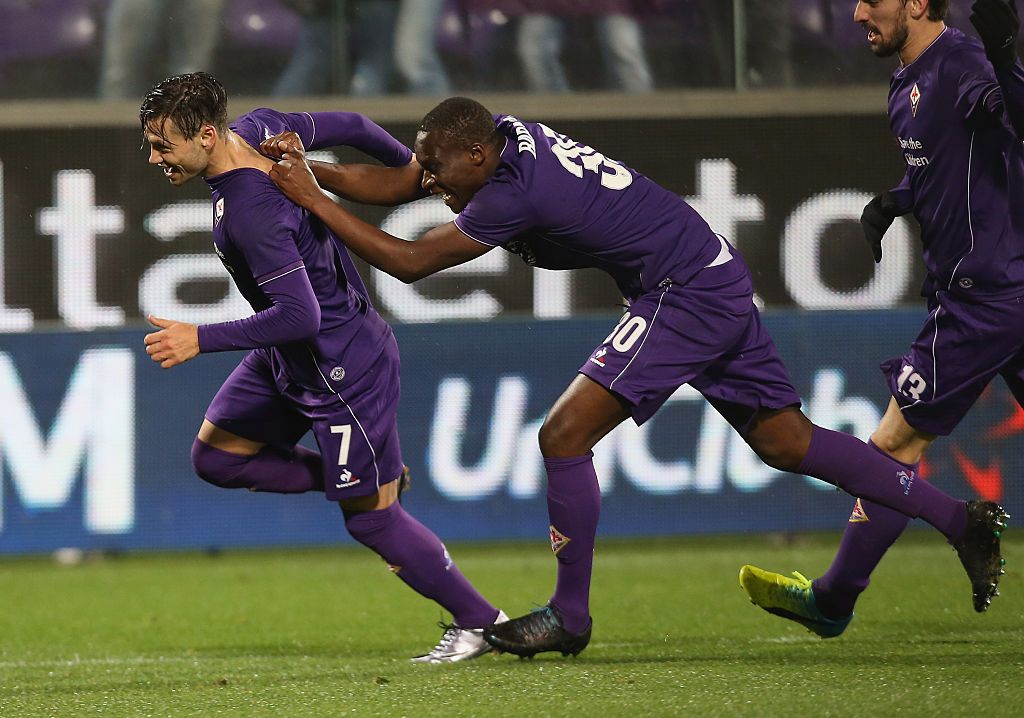 FLORENCE, ITALY - FEBRUARY 03:  Mauro Zarate of Fiorentina celebrates after scoring the winning goal during the Serie A match between ACF Fiorentina and Carpi FC at Stadio Artemio Franchi on February 3, 2016 in Florence, Italy.  (Photo by Maurizio Lagana/Getty Images)