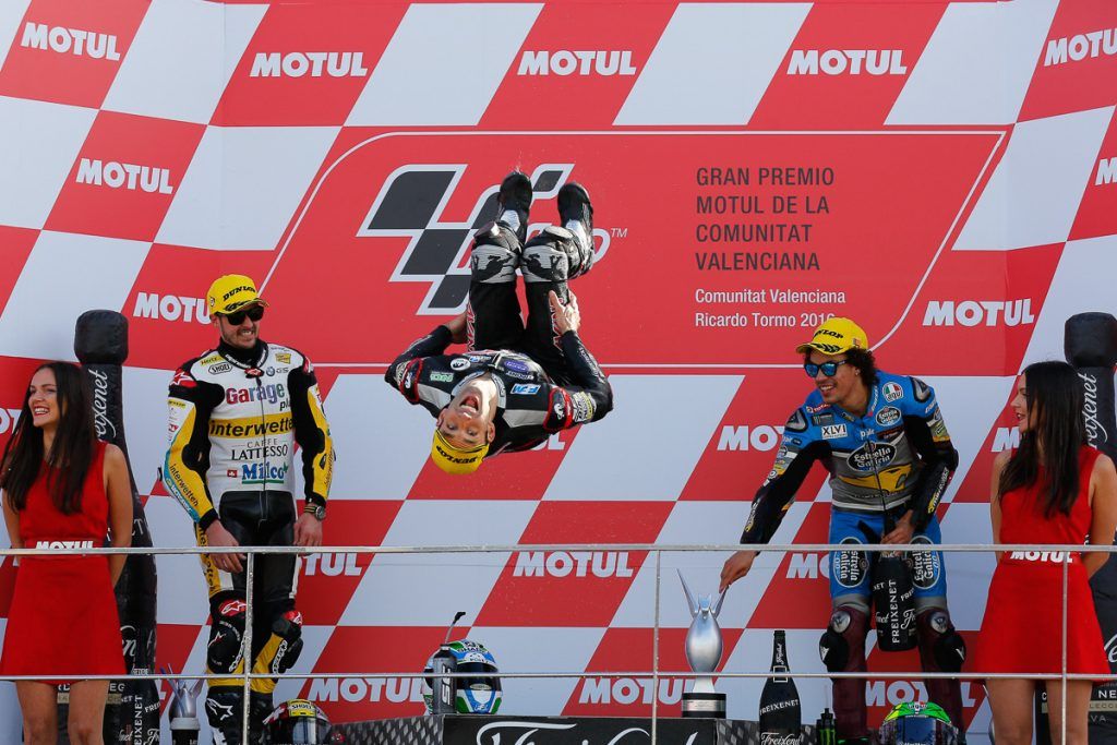 La tipica esultanza di Johann Zarco, dopo la vittoria di Valencia, nella sua ultima uscita in Moto2 (foto da: bikesrepublic.com)