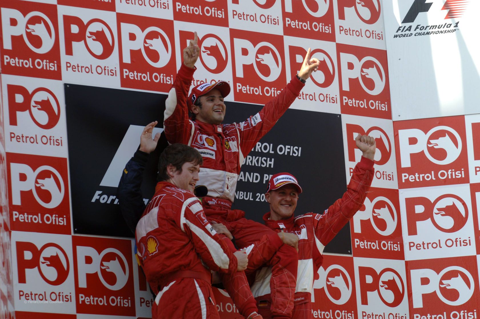 Felipe Massa viene sollevato in trionfo da Schumi, Smedley ed Alonso (coperto da quest'ultimo), sul podio del GP di Turchia 2006, prima vittoria del brasiliano in F1 (foto da: f1fanatic.co.uk)