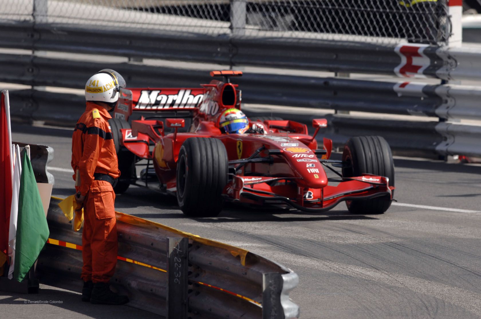 Felipe Massa, impegnato con la F2007 tra le stradine del Principato (foto da: f1fanatic.co.uk)