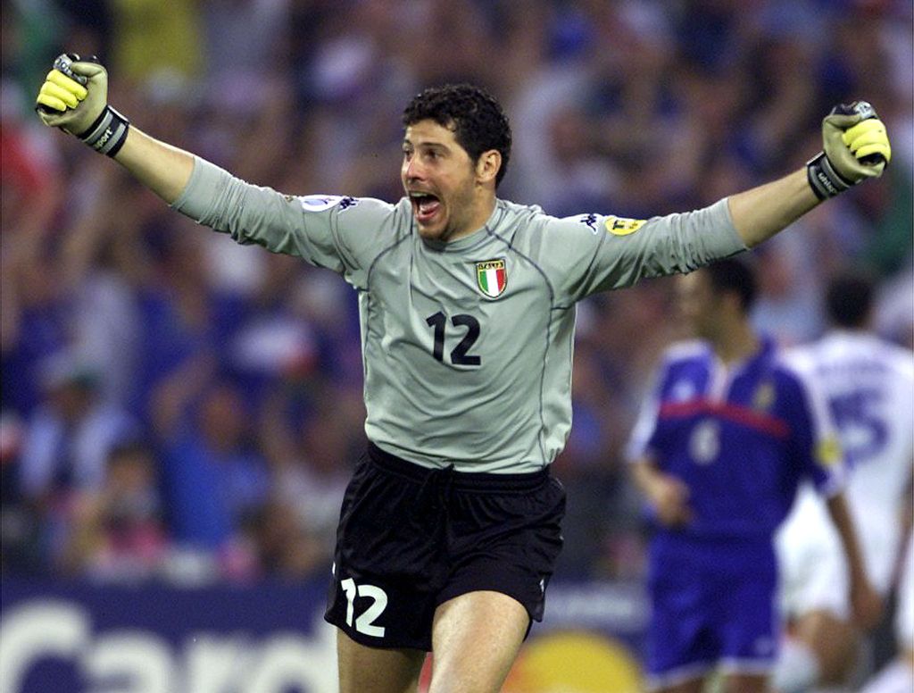 CUP59DD:SPORT-SOCCER-EURO2000:ROTTERDAM,NETHERLANDS,2JUL00 - Italy's goalkeeper Francesco Toldo reacts after his team-mate Marco Delvicchio scored against France during the European Championship final match in Rotterdam July 2.    hrm/Photo by Charles Platiau    REUTERS
