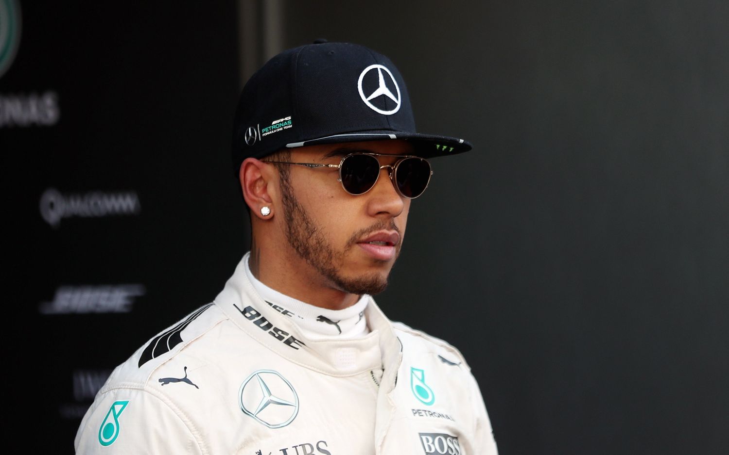 Lewis Hamilton continua a mostrarsi critico nei confronti della Mercedes, per quanto accaduto ad Abu Dhabi (foto da: arabia.eurosport.com)