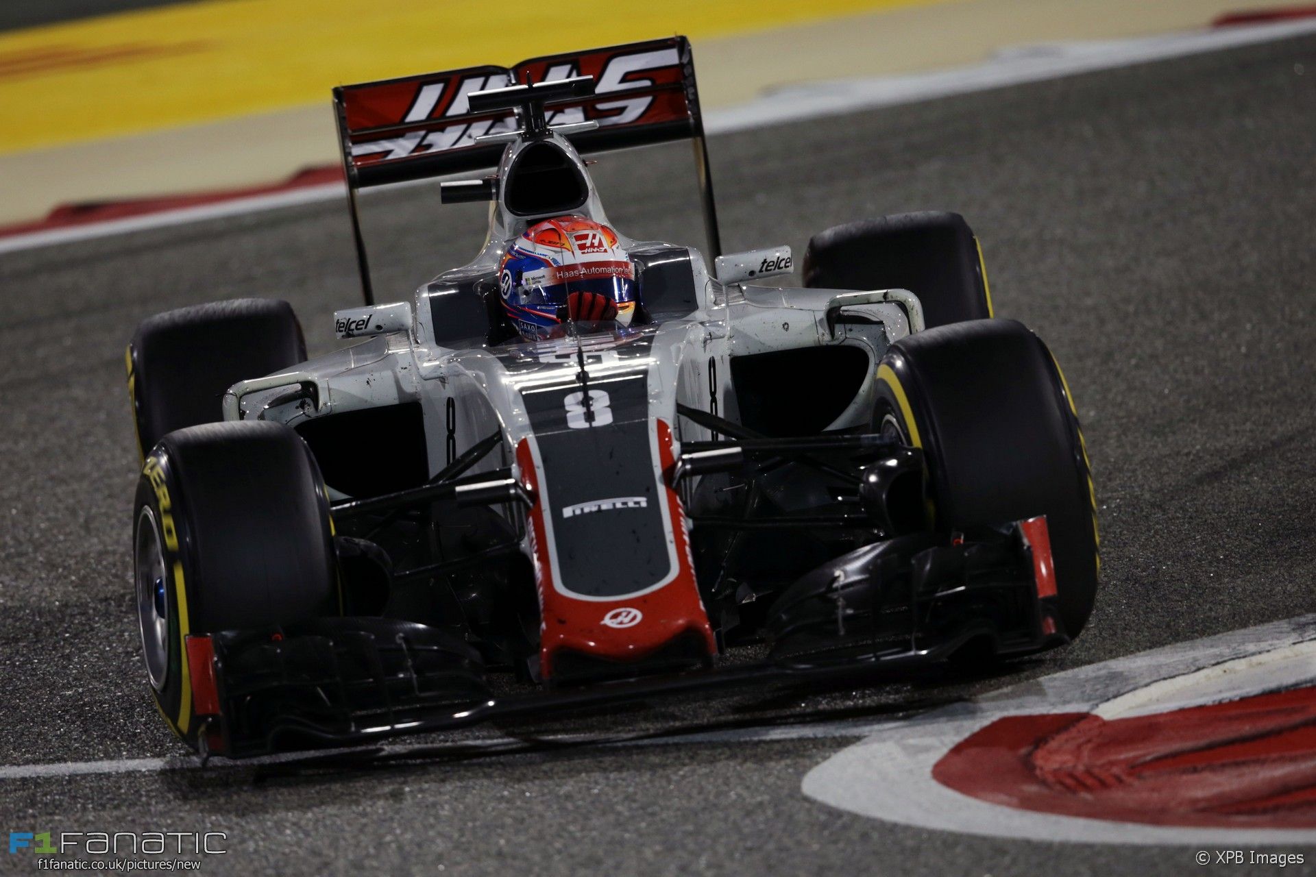 Buona la prima. Pur andando a punti con il solo Grosjean (in foto, durante il GP del Bahrain, chiuso al 5° posto), la Haas ha ottenuto un rimarchevole 8° posto Costruttori (foto da: f1fanatics.co.uk / XPB Images)