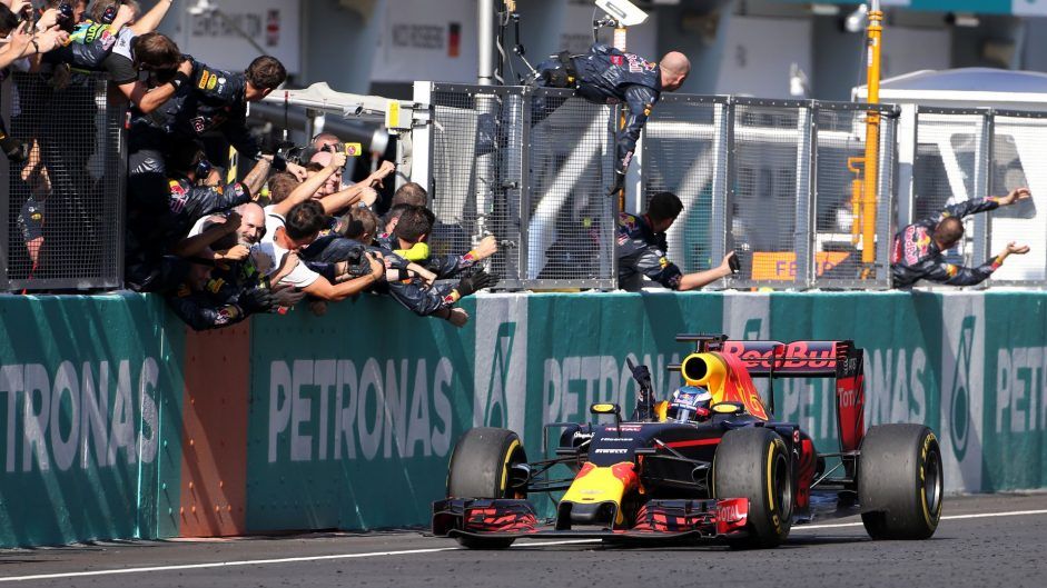 Daniel Ricciardo taglia vittorioso il traguardo del GP della Malesia (foto da: f1fanatic.co.uk/XPB IMAGES)