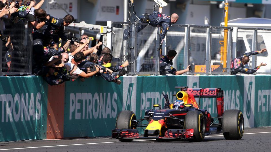 Daniel Ricciardo taglia vittorioso il traguardo del GP della Malesia (foto da: f1fanatic.co.uk/XPB IMAGES)