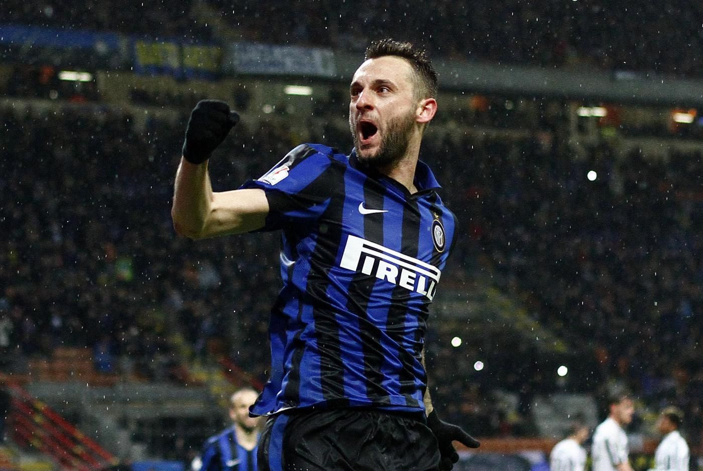 Foto LaPresse - Spada 02 Marzo 2016 Milano ( Italia) Sport Calcio Inter - Juventus Coppa Italia TIM CUP 2015 2016 - semifinale - " Stadio San Siro " Nella foto:  esultanza dopo il gol brozovic 3-0 Photo LaPresse - Spada March 2,  2016 Milan ( Italy ) Sport Soccer Inter - Juventus Italian TIM CUP 2015 2016 - semifinal - " San Siro  Stadium " In the pic:  celebrates after scoring brozovic 3-0