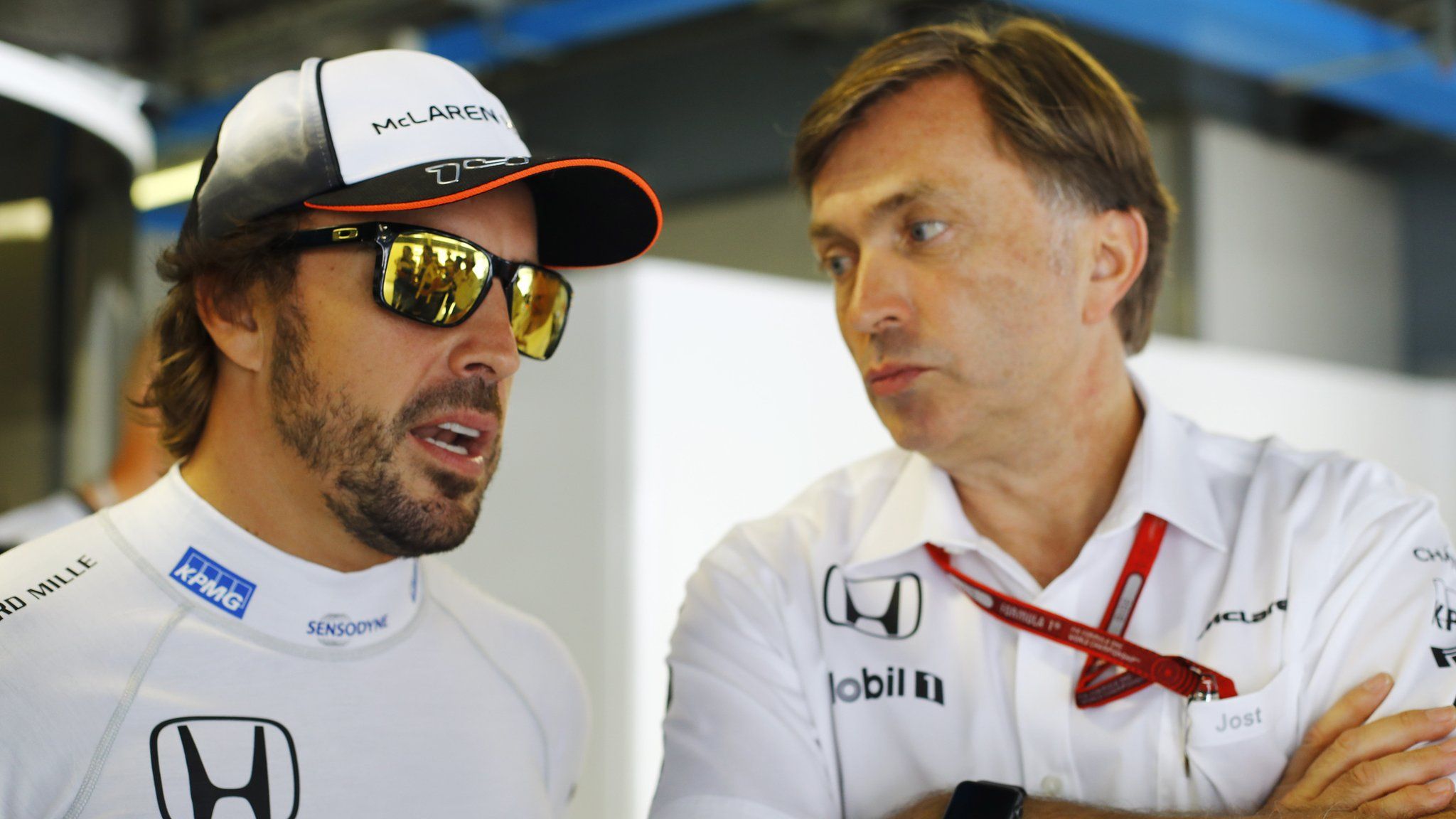 Jost Capito, a colloquio con Fernando Alonso (foto da: 15minutenews.com)