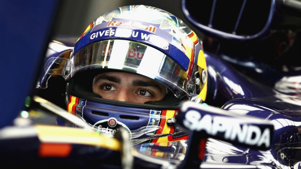 Carlos Sainz, all'interno dell'abitacolo della sua Toro Rosso (foto da: marca.com)