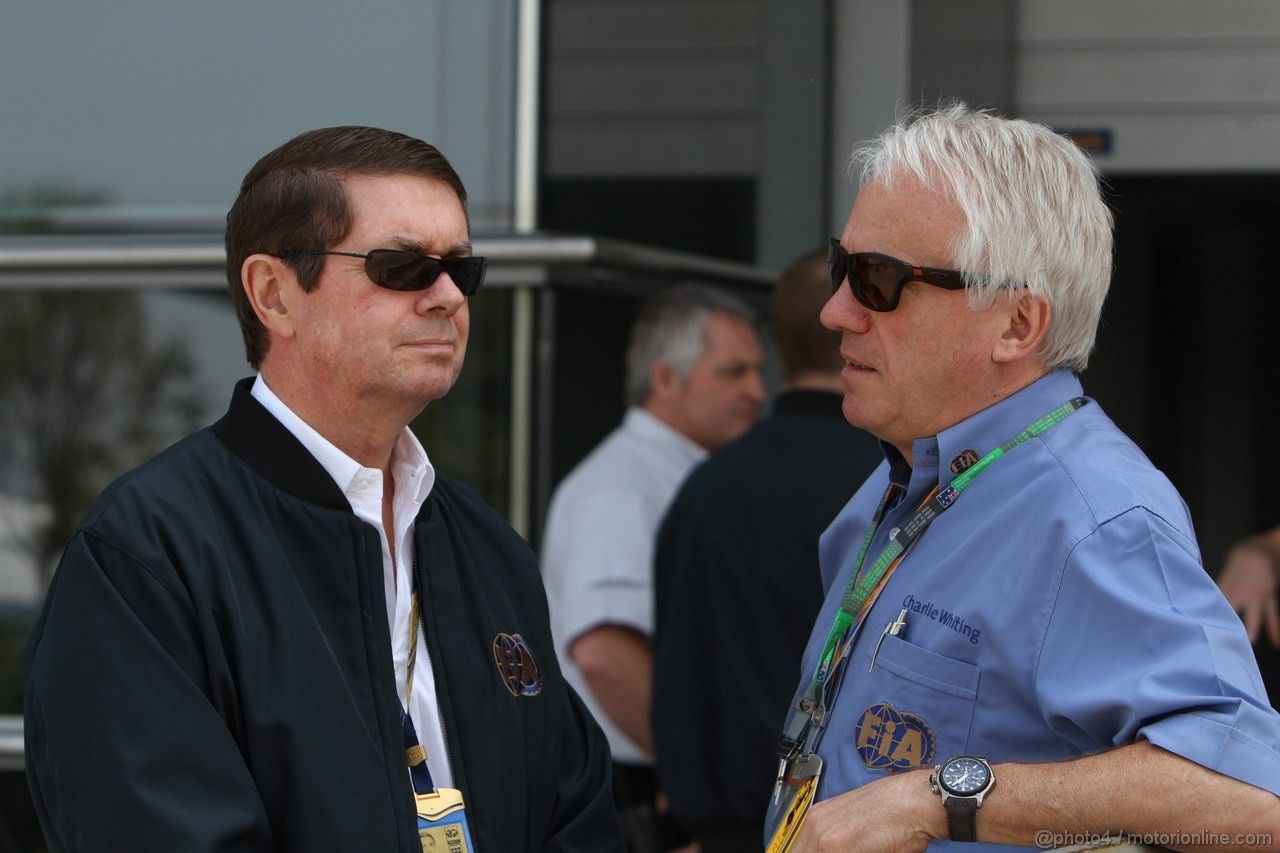 Gary Connelly e Charlie Whiting, rispettivamente presidente degli steward e Direttore di Gara della FIA (foto da: f1grandprix.motorionline.com)