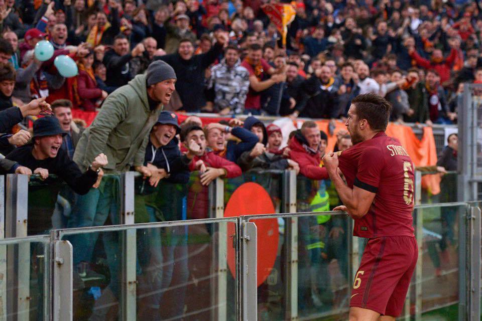 Strootman festeggia il gol sotto la curva