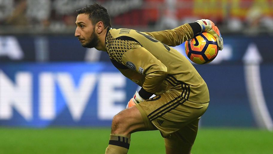 MILAN, ITALY - NOVEMBER 20:  Gianluigi Donnarumma of AC Milan in action during the Serie A match between AC Milan and FC Internazionale at Stadio Giuseppe Meazza on November 20, 2016 in Milan, Italy.  (Photo by Valerio Pennicino/Getty Images)