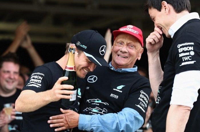 Rosberg festeggia con Lauda e Wolff il terzo titolo costruttori di fila della Mercedes (foto da: boainformacao.com.br)