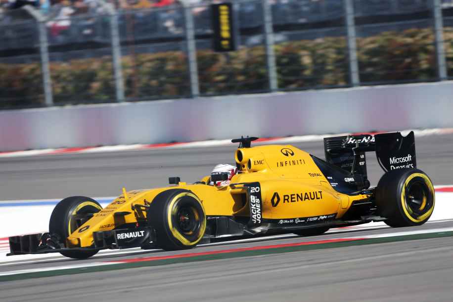 Annata con poche luci e molte ombre per la Renault (in foto Magnussen, a Sochi) (foto da: speed-magazine.de)