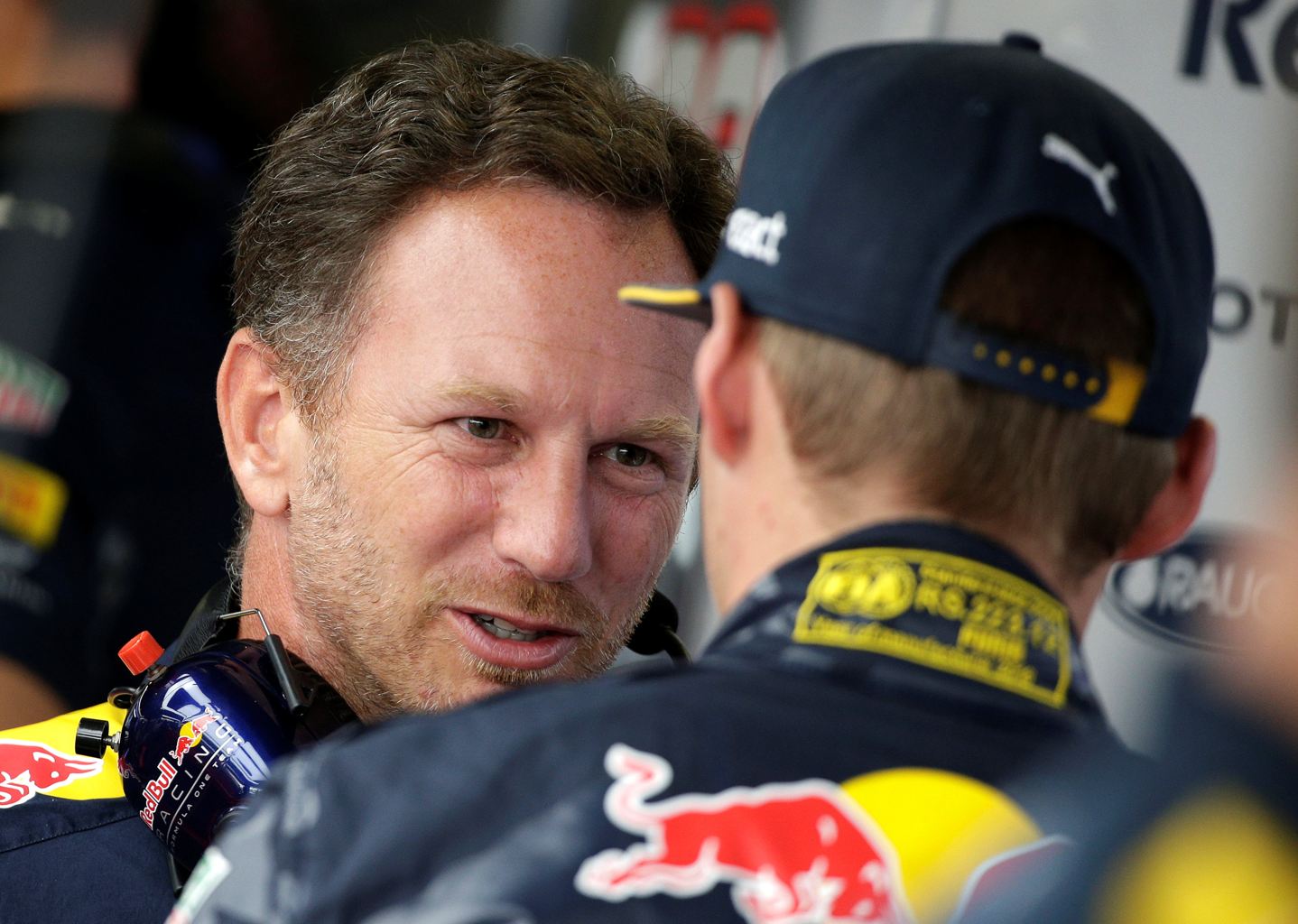 Chris Horner, a colloquio con Max Verstappen (foto da: news.yahoo.com)