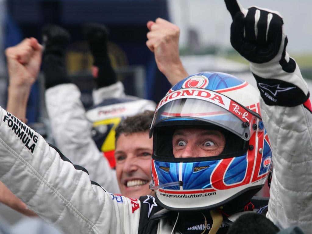 Lo sguardo spiritato di Jenson Button, nel giorno della sua prima vittoria in F1, nel GP d'Ungheria 2006 (foto da: cheaptrip.ru)