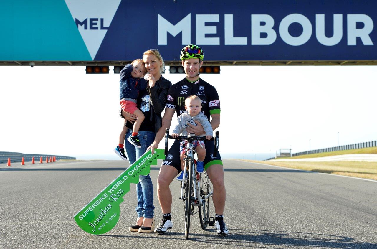 Jonathan Rea, con moglie e figli a Phillip Island, con le chiavi della cittadina consegnategli dal sindaco locale (foto da: cycletorque.com.au)