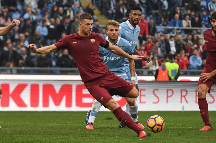 Roma's Edin Dzeko (C) in action during the Italian Serie A soccer match SS Lazio vs AS Roma at Olimpico stadium in Rome, Italy, 04 December 2016.  ANSA/ALESSANDRO DI MEO