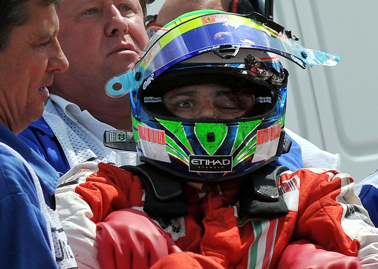 L'istantanea della tragedia sfiorata durante le qualifiche del Gran Premio d'Ungheria, con Massa tra le braccia dei soccorritori (foto da: saab92x.com)