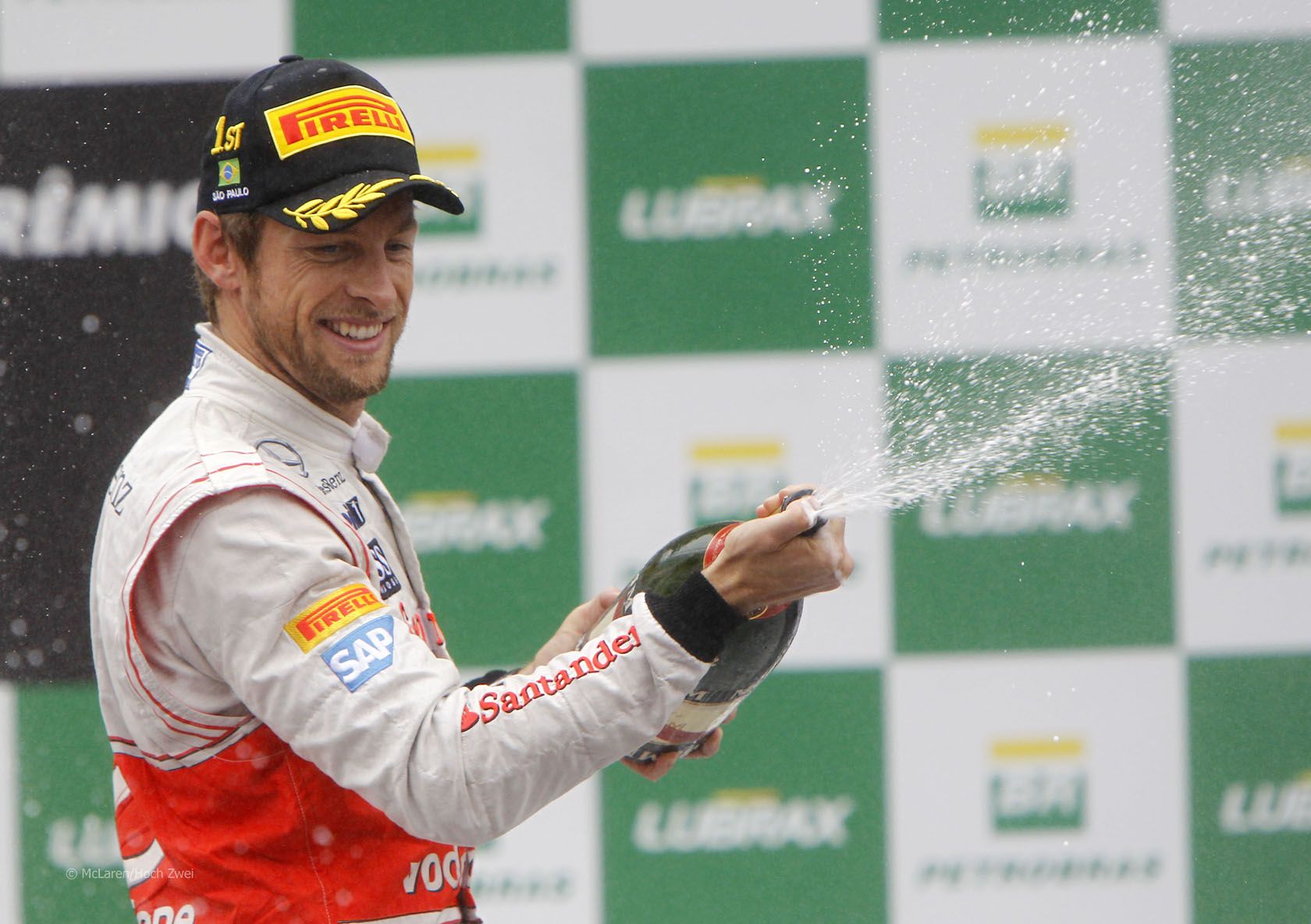 Jenson Button festeggia la vittoria nel GP del Brasile 2012, l'ultima della sua carriera (foto da: f1fanatic.co.uk)