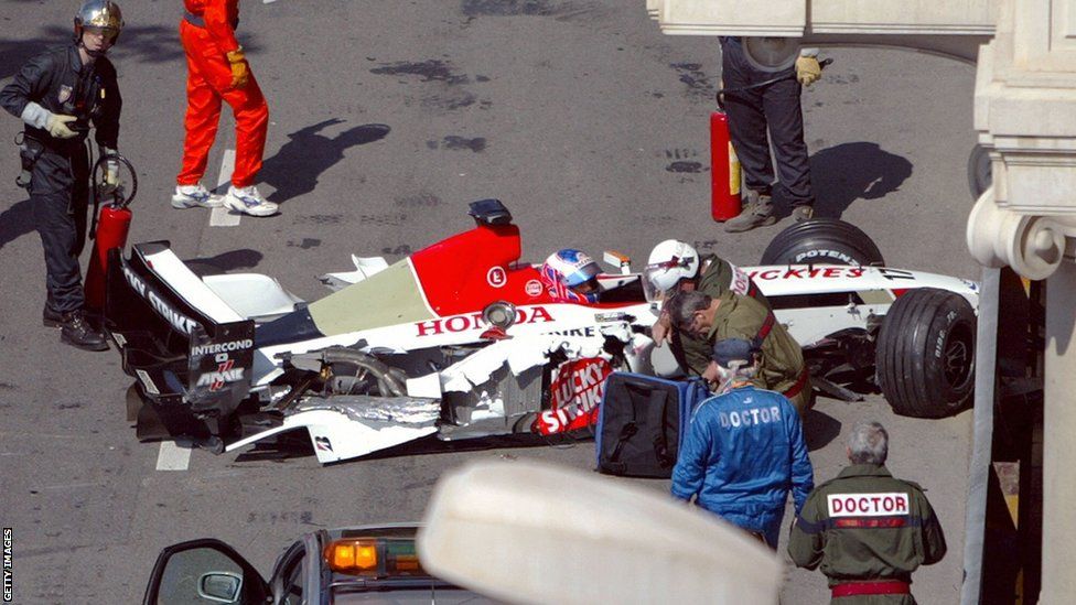Quello che rimane della BAR di Button dopo l'incidente nelle PL3 del GP di Monaco 2003 (foto da: bbc.co.uk/Getty Images)