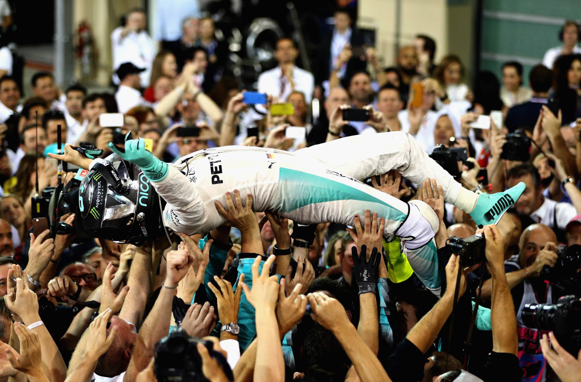 Nico Rosberg, portato in trionfo dai suoi meccanici a Yas Marina (foto da: elvenezolanosnews.com)