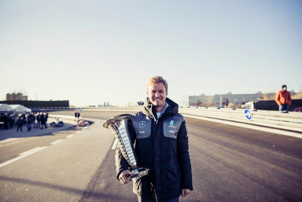 Nico Rosberg, immortalato con l'ormai inseparabile trofeo di Campione del Mondo (foto da: generace21.cz)